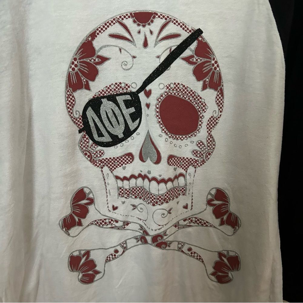 Delta Phi Epsilon Baseball Tee 3/4 Sleeve Pirate Skull Graphic DPhiE Casual - Picture 11 of 12